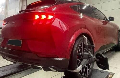 Ford Mustang Mach-E на стенде для развала-схождения колес в автосервисе